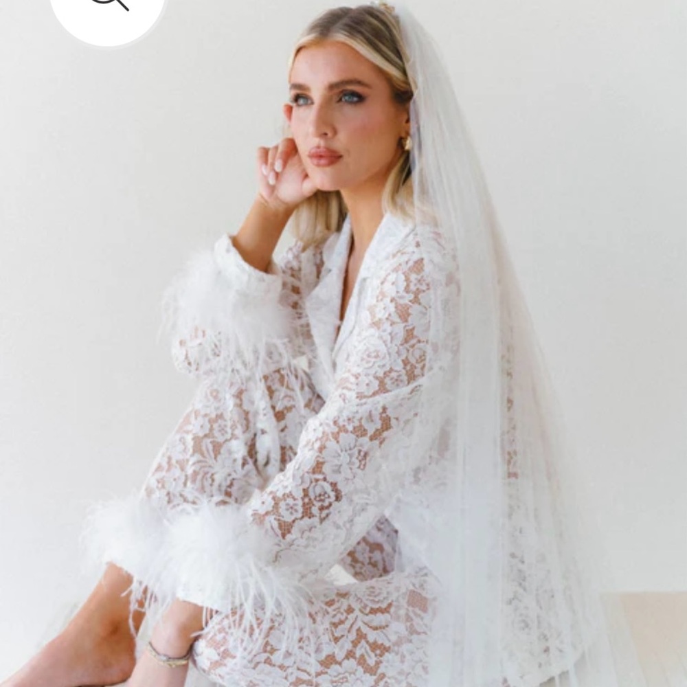 Chic White Lace Feather-Trim Pajama Set